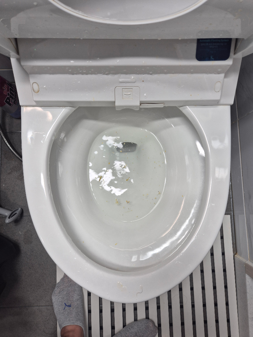 대전 동구 천동 변기뚫는업체 변기막힘 이물질 제거 변기탈거 작업 사례 사진 2