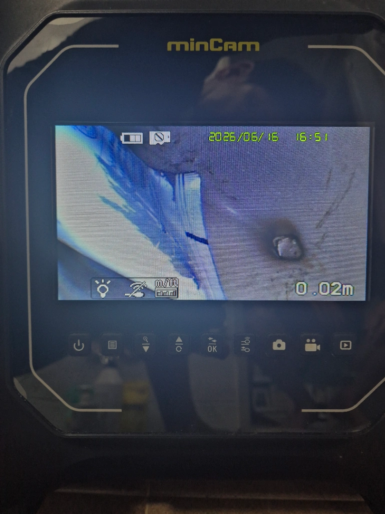 청주 변기뚫는업체 상당구 용담동 변기막힘 화장품 용기 투입으로 변기 탈거하여 해결 사례 사진 2