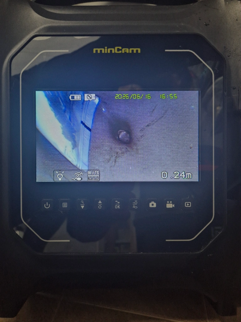 청주 변기뚫는업체 상당구 용담동 변기막힘 화장품 용기 투입으로 변기 탈거하여 해결 사례 사진 9