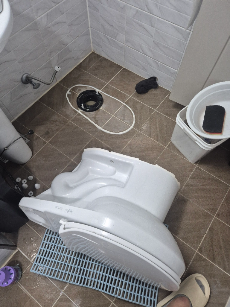 청주 변기뚫는업체 상당구 용담동 변기막힘 화장품 용기 투입으로 변기 탈거하여 해결 사례 사진 11